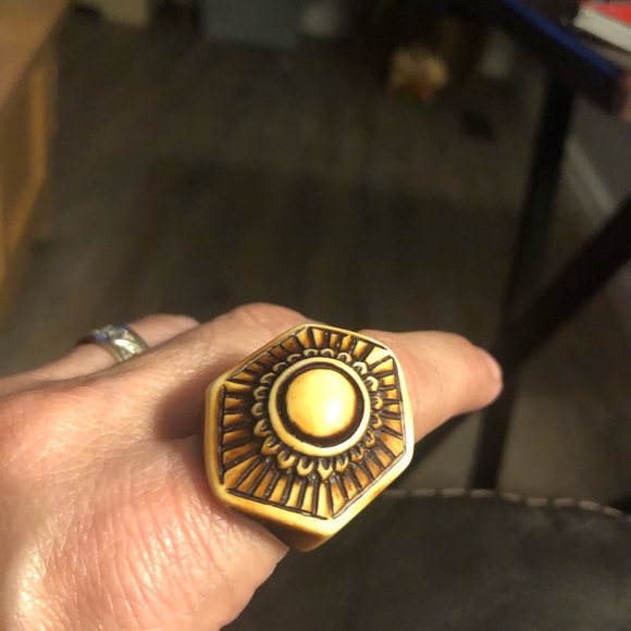 Vintage style wood like resin ring Sz 8 nice ring - Picture 3 of 7